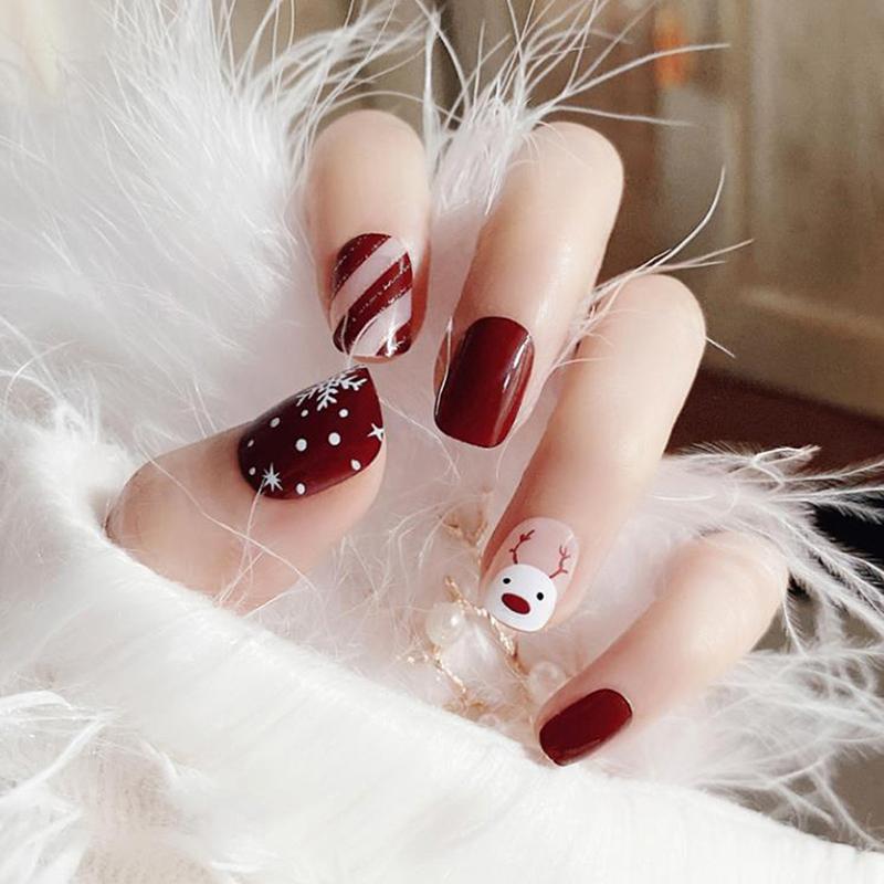 Short Square Reindeer Motif Short Square Reindeer Motif β Wine Christmas Nails 2026