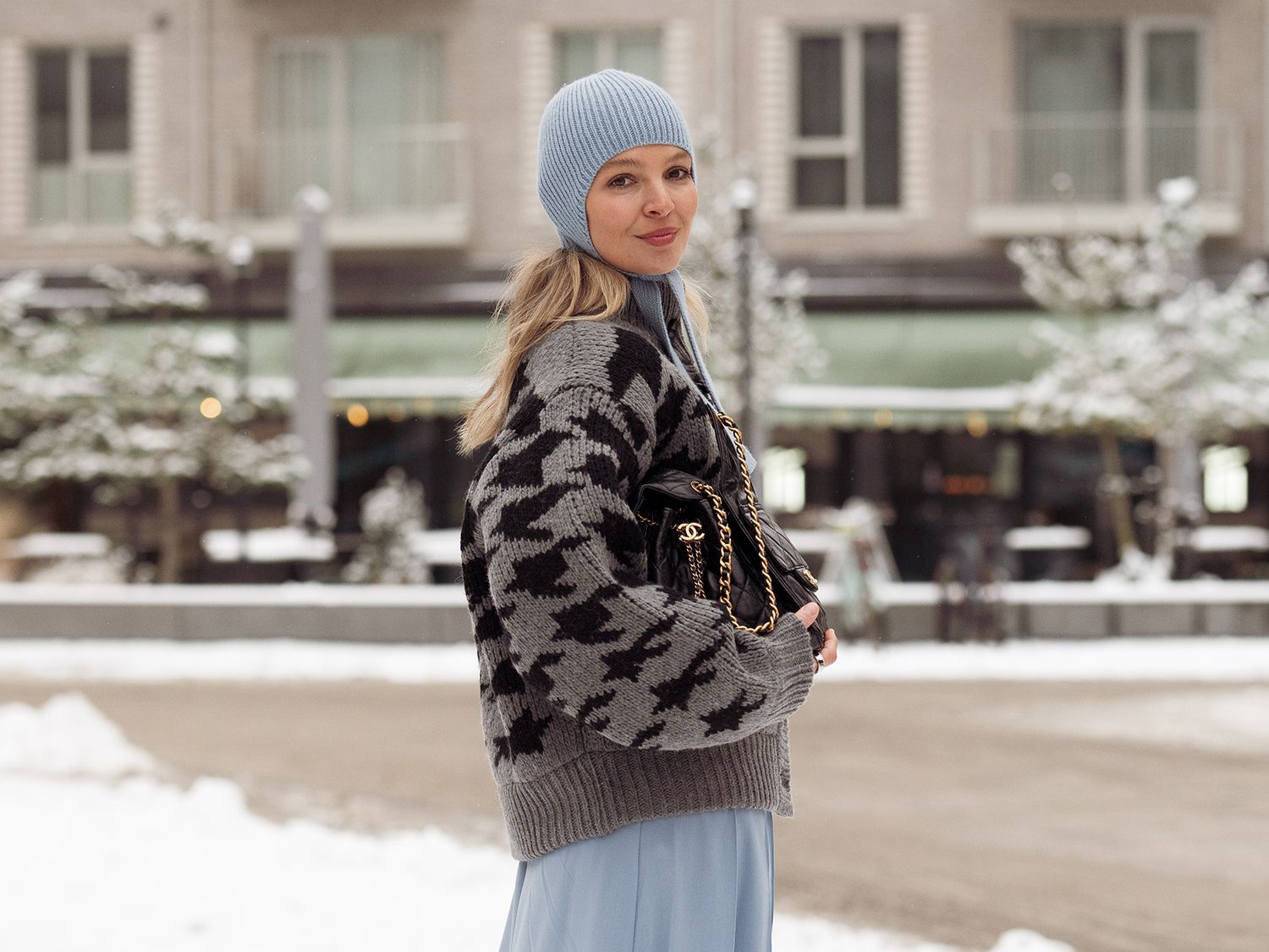Houndstooth Knit Sweater Over a Light Blue Dress Houndstooth Knit Sweater Over a Light Blue Dress β Scandinavian Winter Outfits