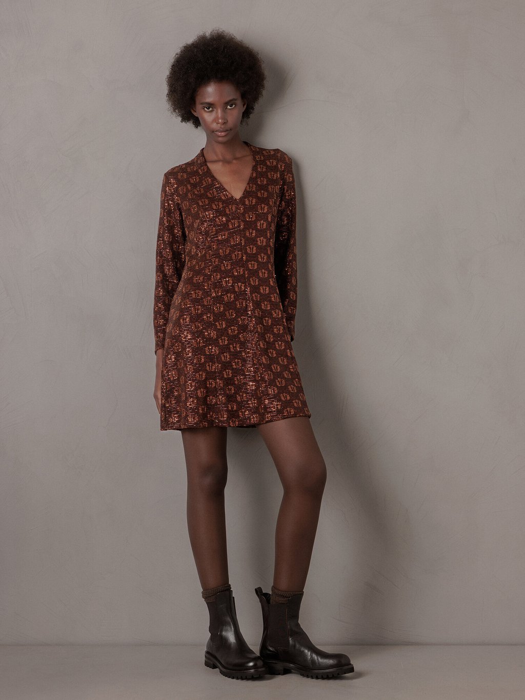 Metallic Textured Mini Dress with Leather Boots Metallic Textured Mini Dress with Leather Boots β Winter Dress Outfits