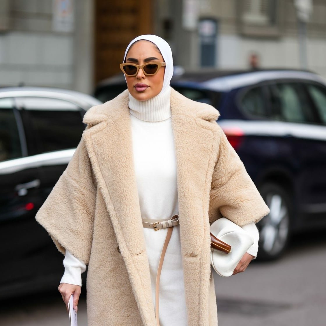 Monochrome Beige Teddy Coat Styled With a Belt Monochrome Beige Teddy Coat Styled With a Belt β Teddy Coat Outfits