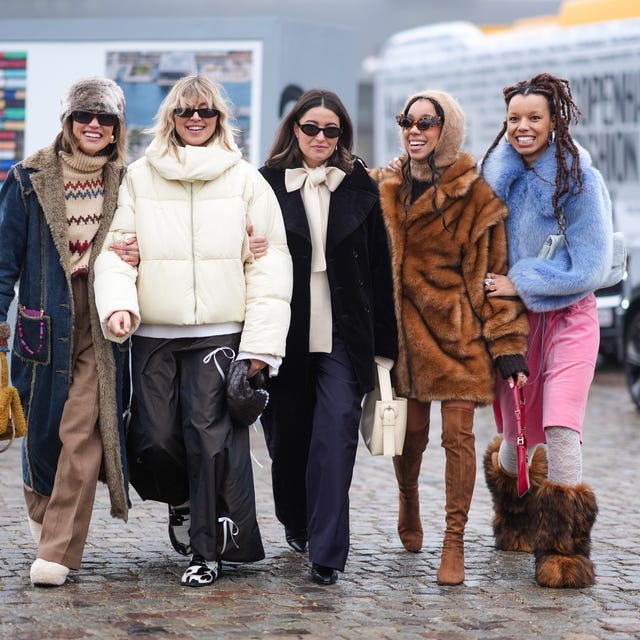 Textural Variety: A Mix of Statement Outerwear and Cozy Knits Textural Variety: A Mix of Statement Outerwear and Cozy Knits β Comfy Winter Outfits