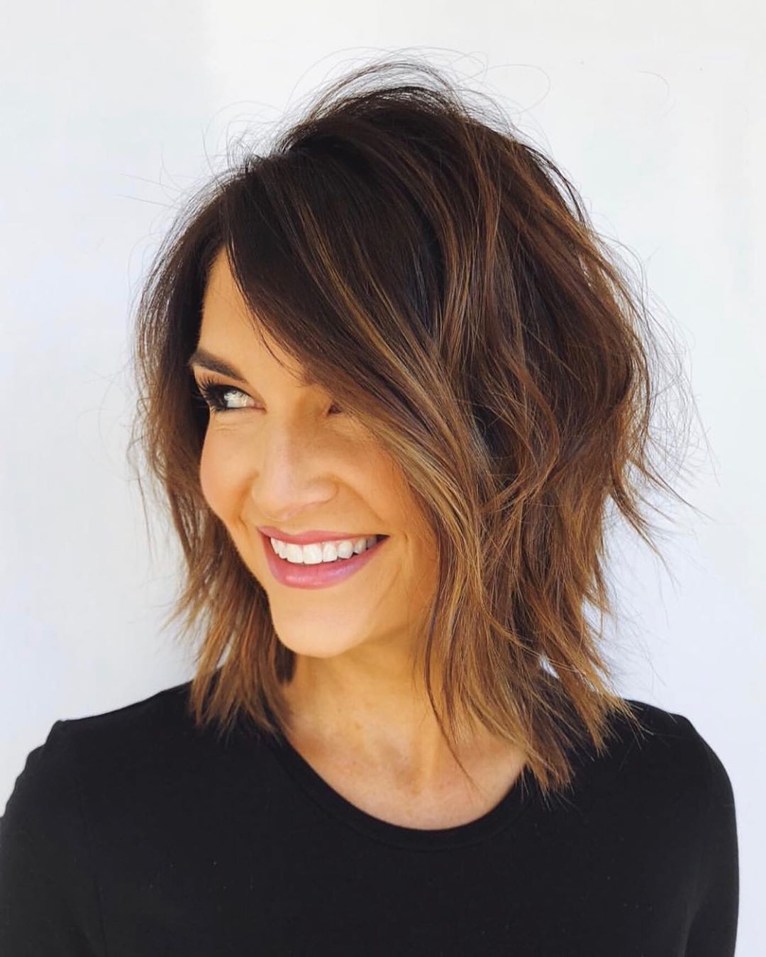 Collarbone Shag With Caramel Highlights Collarbone Shag With Caramel Highlights β Winter Shag Haircuts