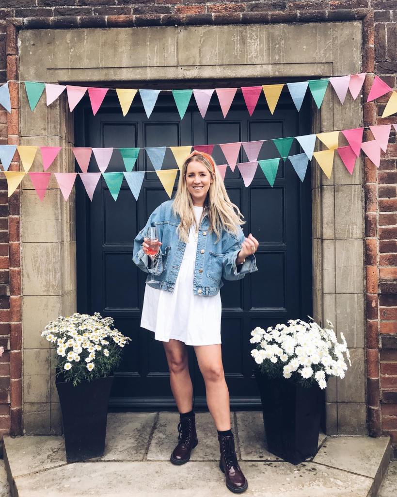 Casual Mini Dress and Denim Jacket with Burgundy Chelsea Boots Casual Mini Dress and Denim Jacket with Burgundy Chelsea Boots β Chelsea Boots Outfits