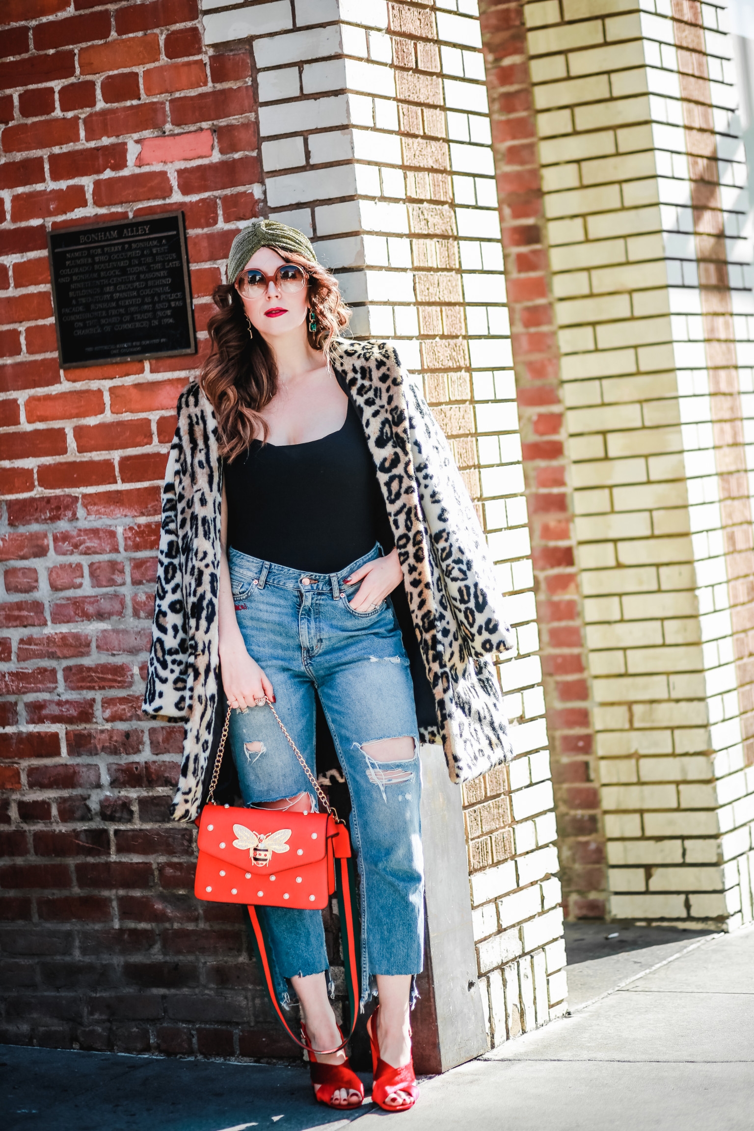 Draped Faux Fur Leopard Coat With Ripped Blue Jeans And Red Heels Draped Faux Fur Leopard Coat With Ripped Blue Jeans And Red Heels β Leopard Coat Outfits