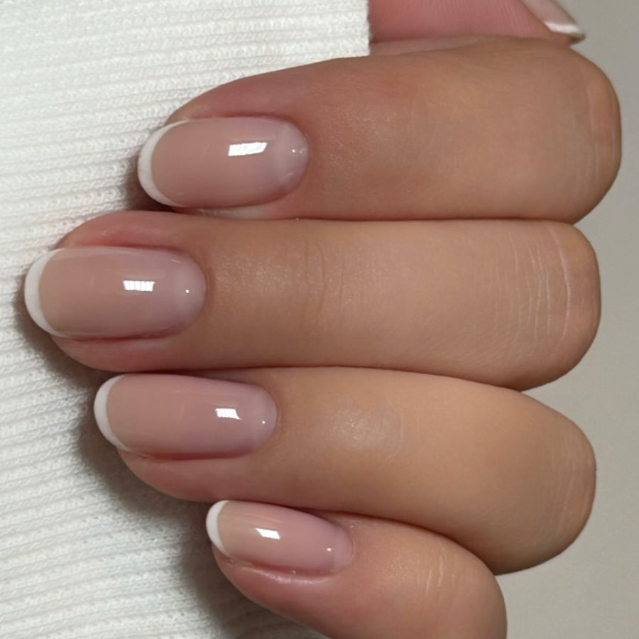 Classic French Short Round Nails Classic French Short Round Nails β Short Winter Round Nails