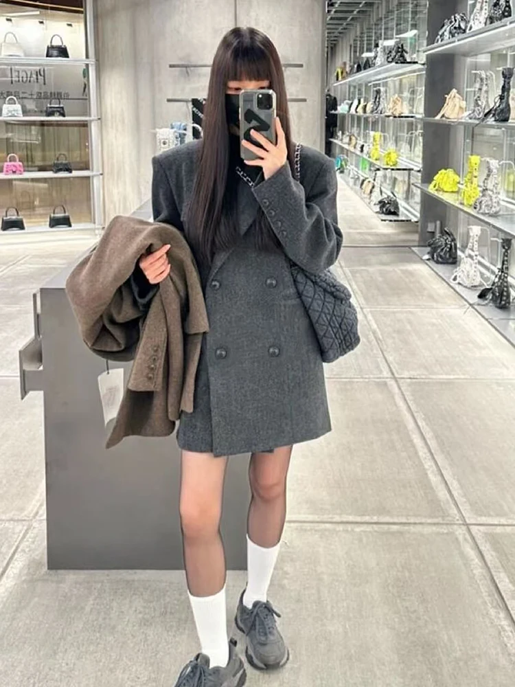Oversized Blazer with Draped Coat and Chunky Boots Oversized Blazer with Draped Coat and Chunky Boots β Y2K Winter Outfits