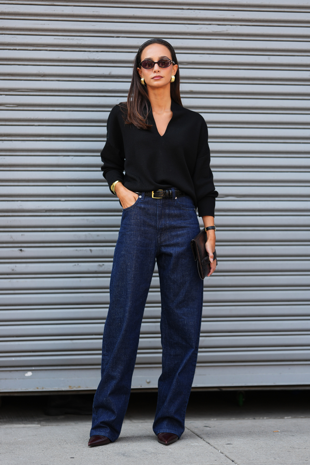 Black V-Neck Sweater With Wide-Leg Jeans and Belt Black V-Neck Sweater With Wide-Leg Jeans and Belt β Sweater Outfits
