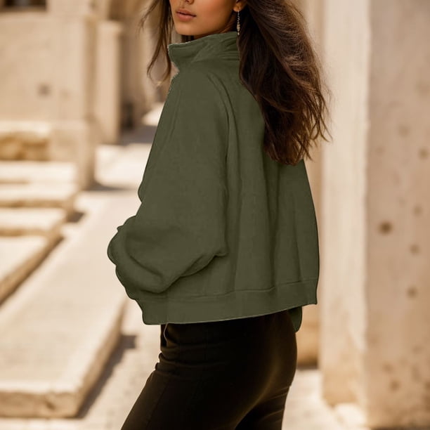 Casual Streetwear with a Cropped Fleece Sweatshirt — Winter Streetwear Outfits