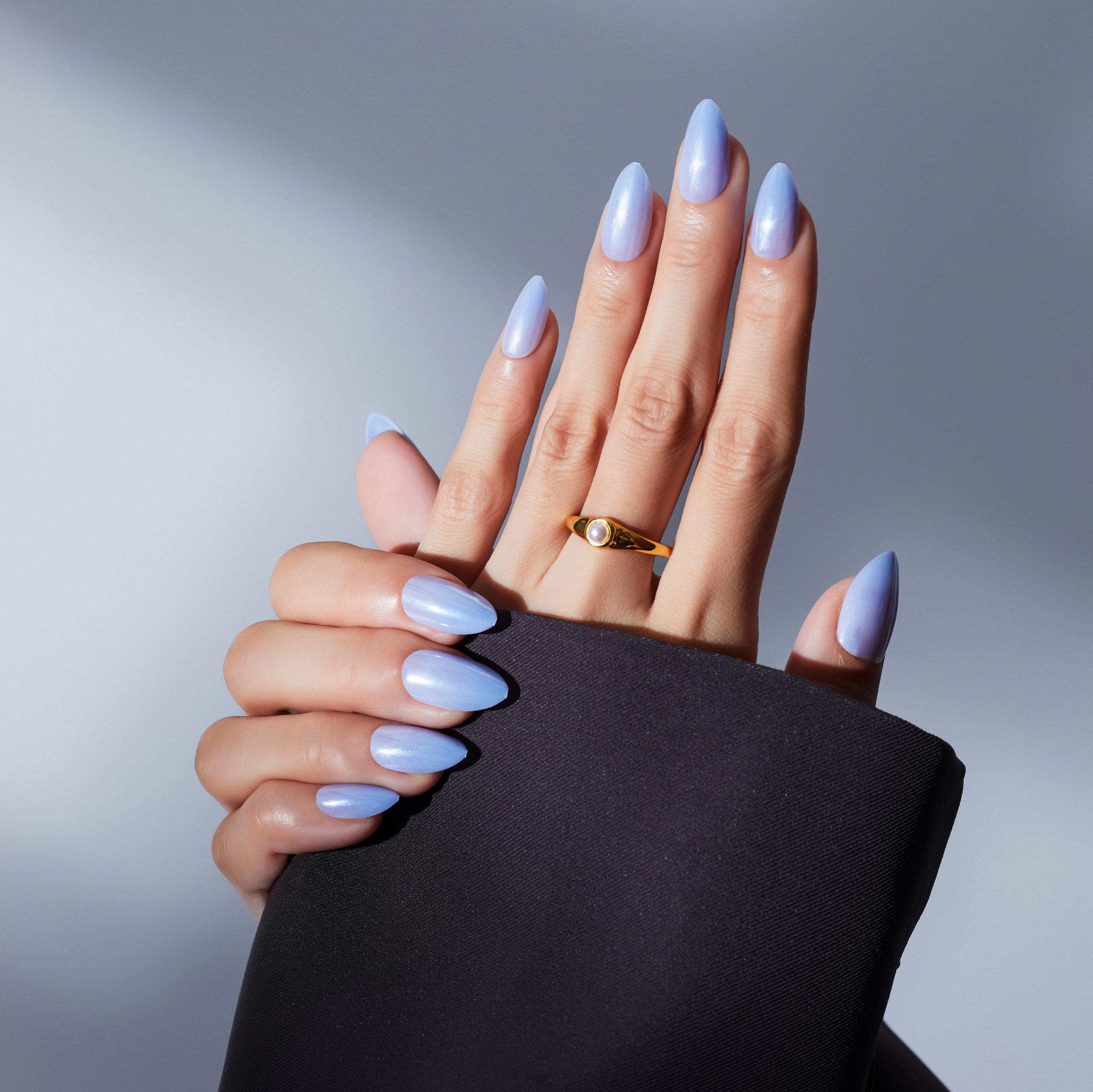 Pearlescent Lavender-Blue Stilettos Pearlescent Lavender-Blue Stilettos β Icy Blue Nails