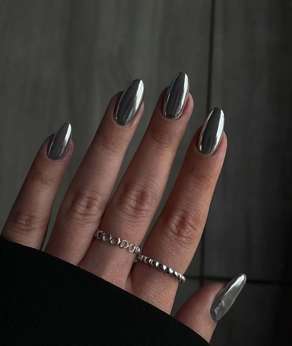Mirror-Like Silver Chrome Oval Nails Mirror-Like Silver Chrome Oval Nails β Silver Chrome Nails
