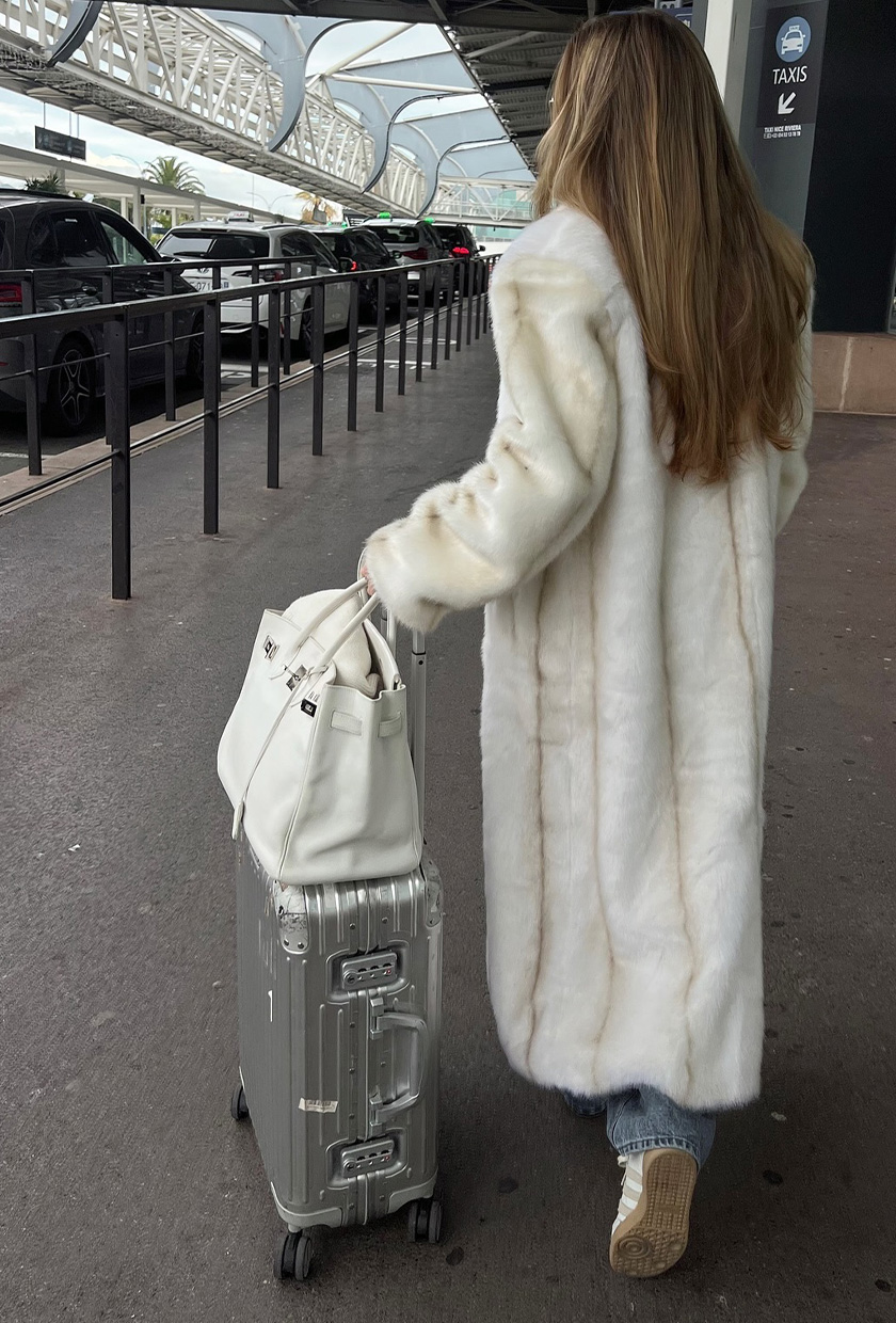 White Faux Fur Coat with Denim Jeans for a Glamorous Winter Airport Style White Faux Fur Coat with Denim Jeans for a Glamorous Winter Airport Style β Winter Airport Outfits