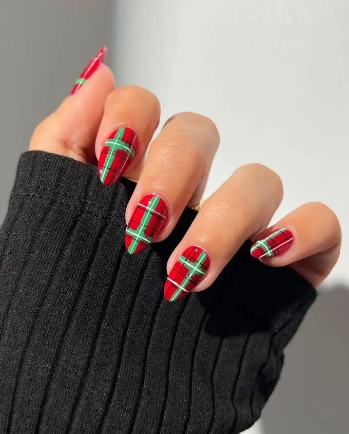 Classic Red and Green Plaid Glossy Nails — Aesthetic Winter Nails