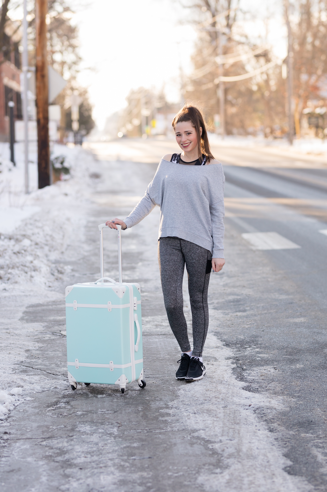 Grey Sweatshirt with Leggings and Black Sneakers for a Casual Airport Style Grey Sweatshirt with Leggings and Black Sneakers for a Casual Airport Style β Winter Airport Outfits