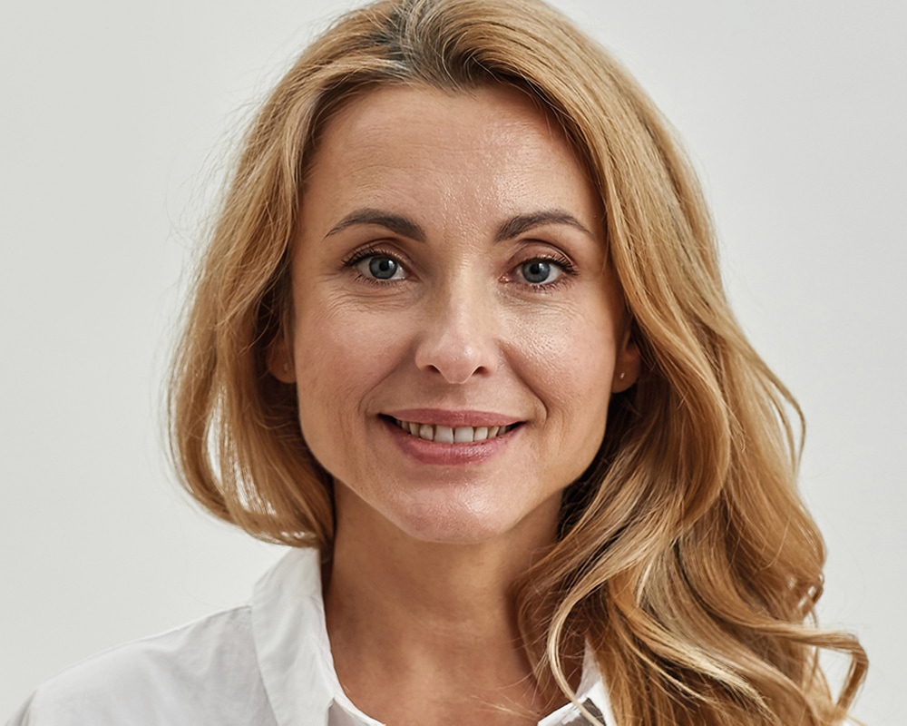 Shoulder-Length Blonde Waves — Winter Haircuts for Women Over 60