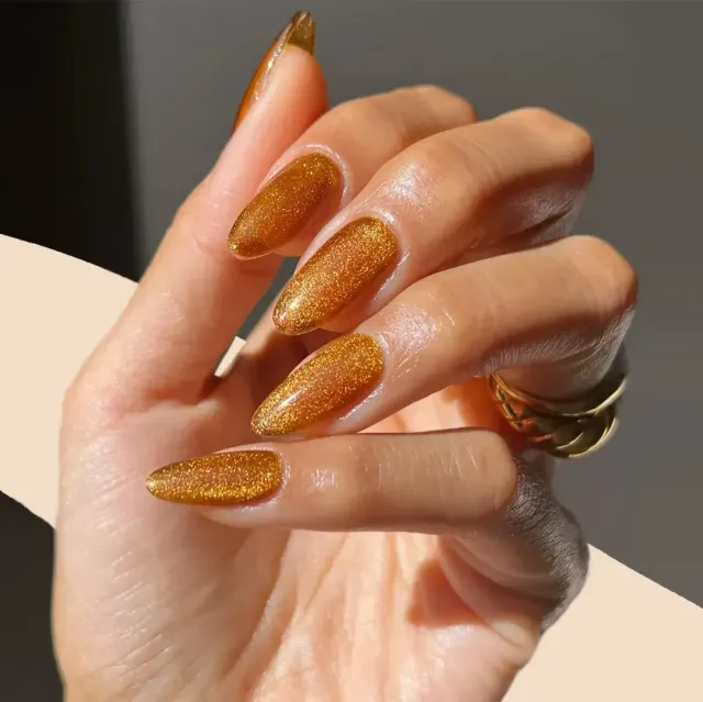 Short Oval Gold Starburst Accents Short Oval Gold Starburst Accents β Winter Gold Nails