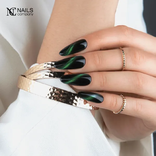 Medium Almond Cat Eye Effect — Dark Green Winter Nails