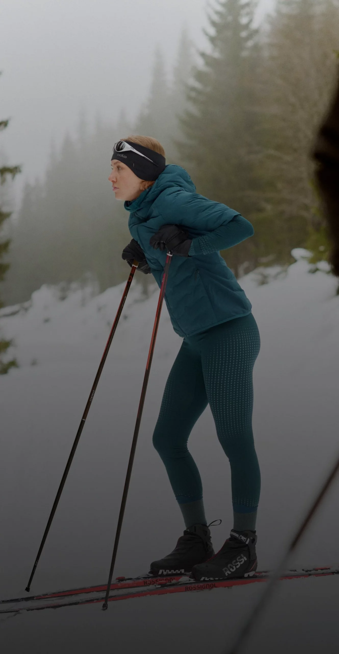 Teal Puffer and Patterned Leggings for Winter Sports Teal Puffer and Patterned Leggings for Winter Sports β Scandinavian Winter Outfits