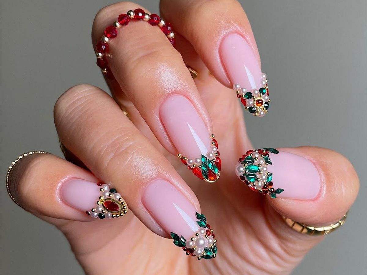 One Hand Close-Up Visual Idea One Hand Close-Up Visual Idea β Christmas Nails for Women Over 50 2026