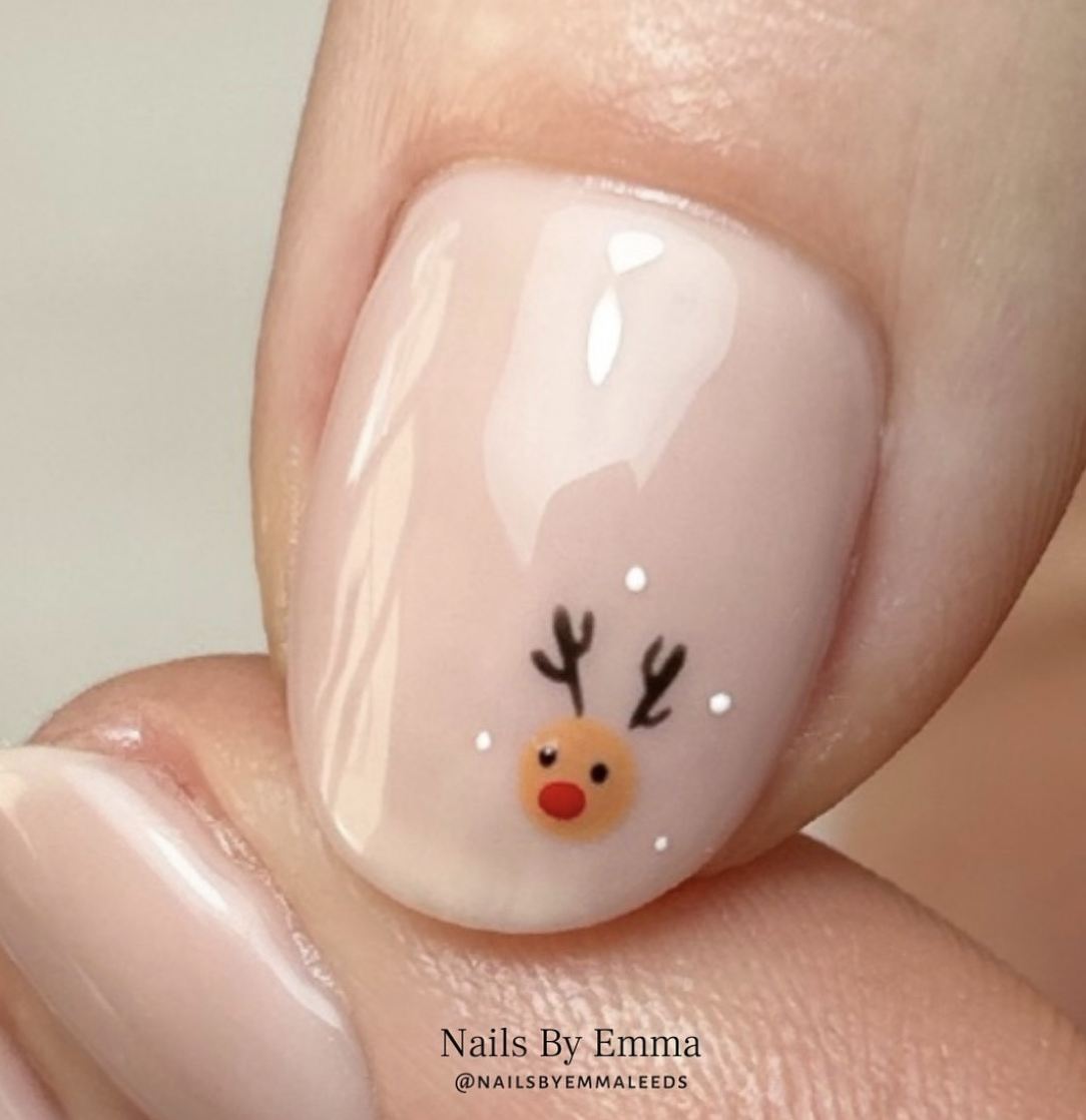 Sheer Nude Reindeer Face Oval Nails Sheer Nude Reindeer Face Oval Nails β Simple Short Christmas Nails 2026