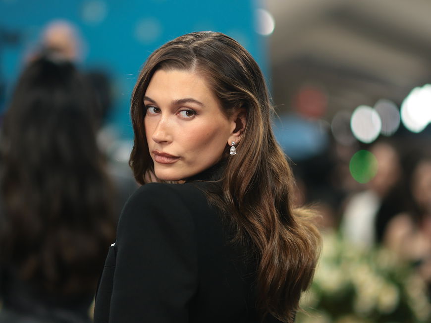Mid-Back Dark Brown With Subtle Caramel Highlights Mid-Back Dark Brown With Subtle Caramel Highlights β Dark Winter Hair Colors