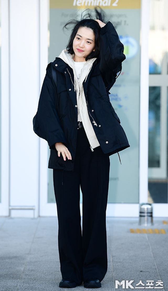 Black Parka with Hoodie and Trousers for a Functional Airport Ensemble Black Parka with Hoodie and Trousers for a Functional Airport Ensemble β Winter Airport Outfits