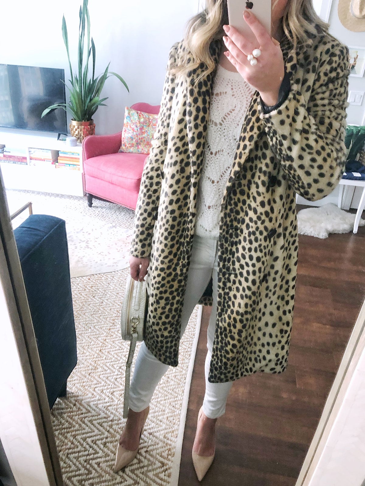 Leopard Print Faux Fur Coat With White Knit Sweater And White Pants Leopard Print Faux Fur Coat With White Knit Sweater And White Pants β Leopard Coat Outfits