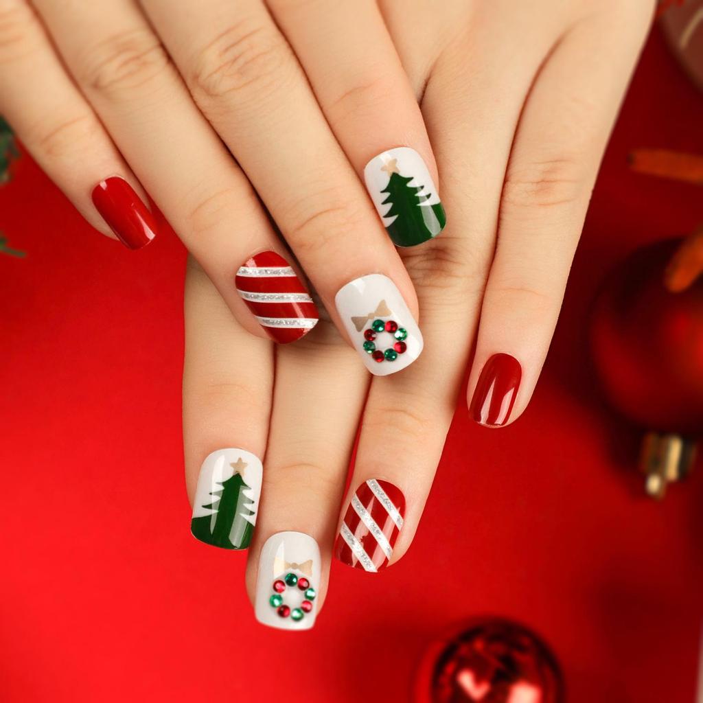 Festive Christmas Tree & Wreath — Short Christmas Nails 2026