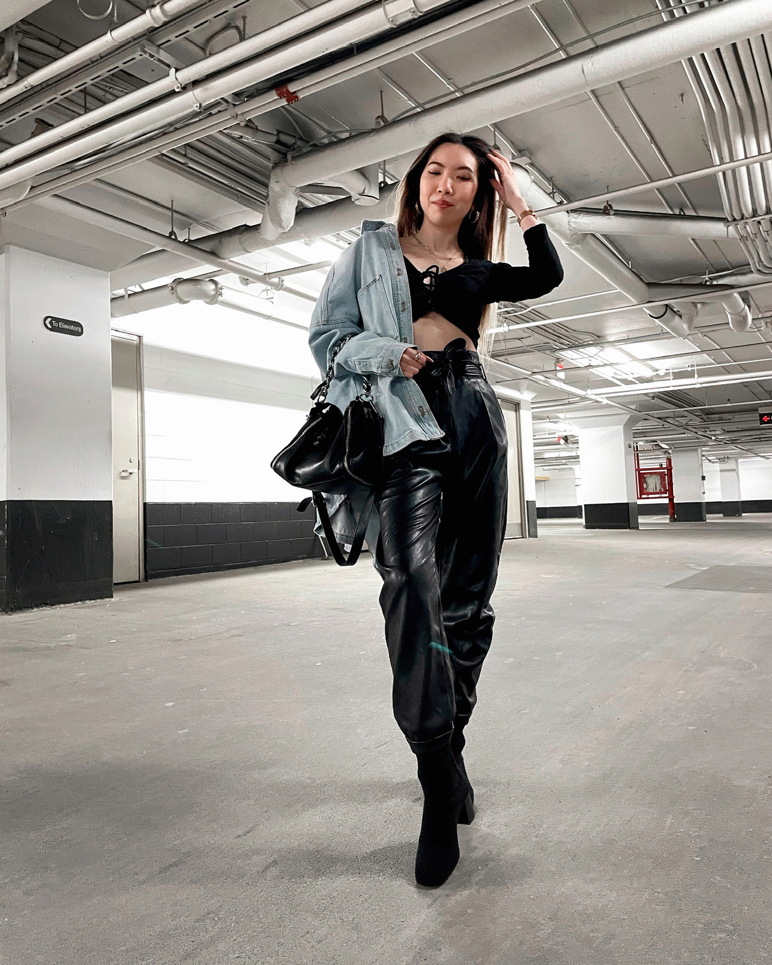 Chic Streetwear with Leather Pants and a Denim Jacket — Winter Streetwear Outfits