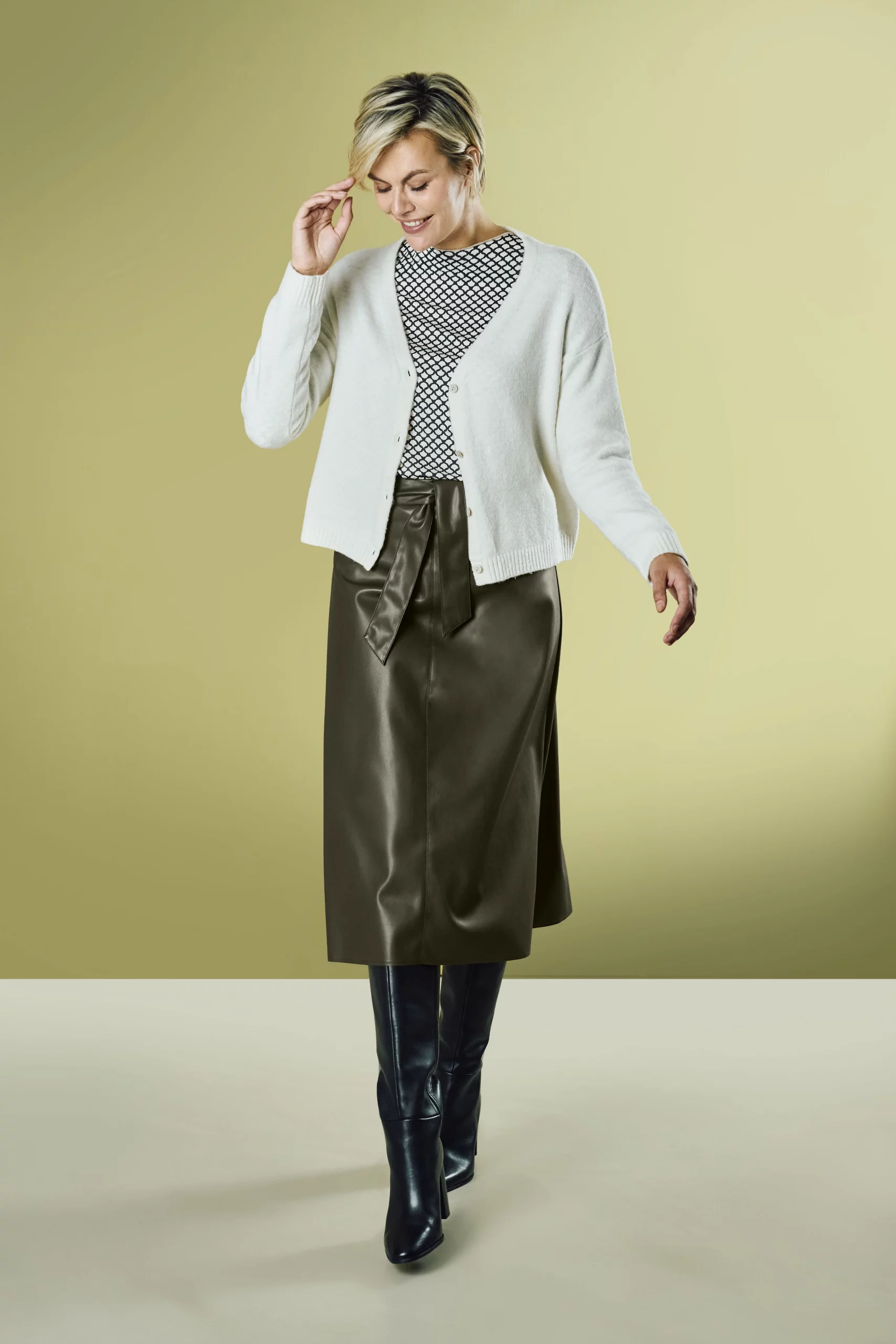 White Cardigan with Leather Skirt for a Textured Brunch White Cardigan with Leather Skirt for a Textured Brunch β Winter Brunch Outfits