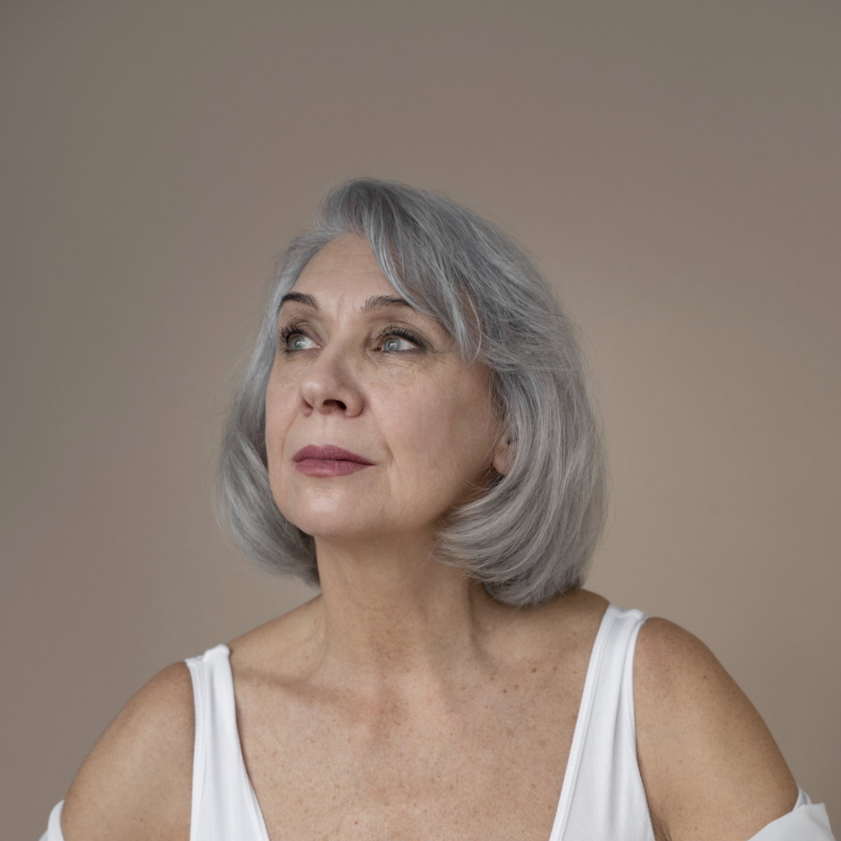 Cool Gray Bob With Subtle Highlights Cool Gray Bob With Subtle Highlights β Gray Blending Highlights