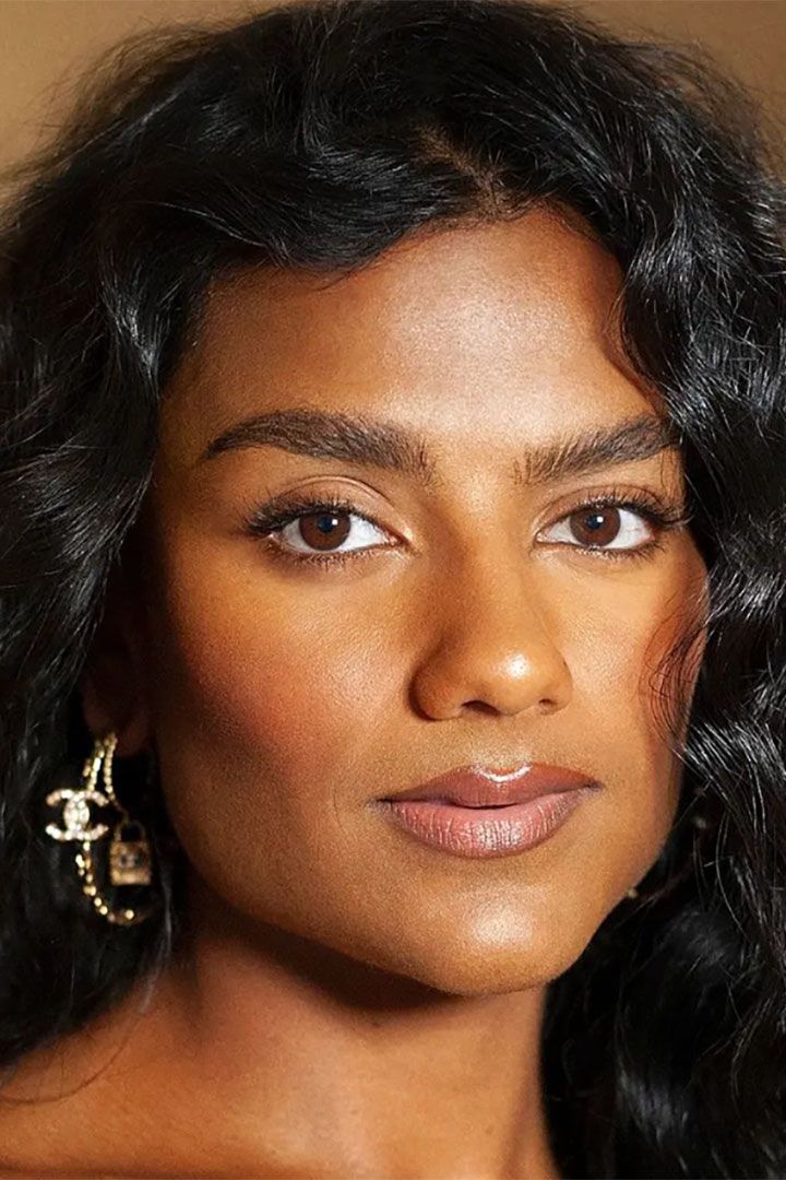 Shoulder-Length Waves with Auburn Undertones — Winter Haircuts for Wavy Hair