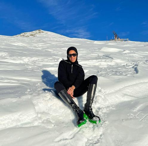 Black Zip-Up Top and Green-Soled Boots for a Sleek Apres Ski Look Black Zip-Up Top and Green-Soled Boots for a Sleek Apres Ski Look β Apres Ski Outfits