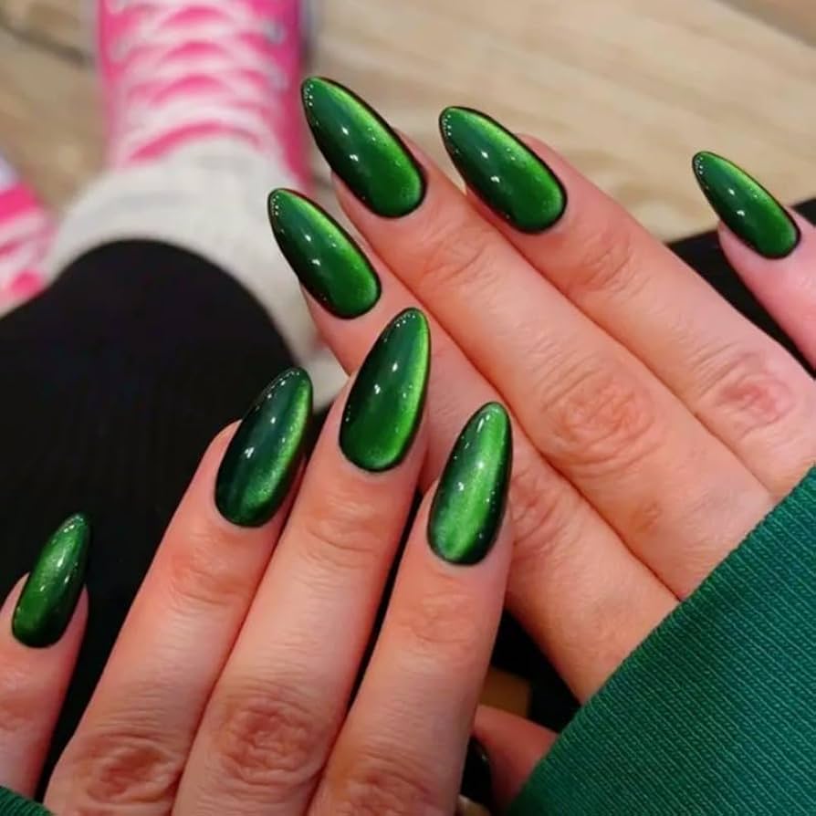 Medium Almond Magnetic Cat-Eye Medium Almond Magnetic Cat-Eye β Emerald Green Nails