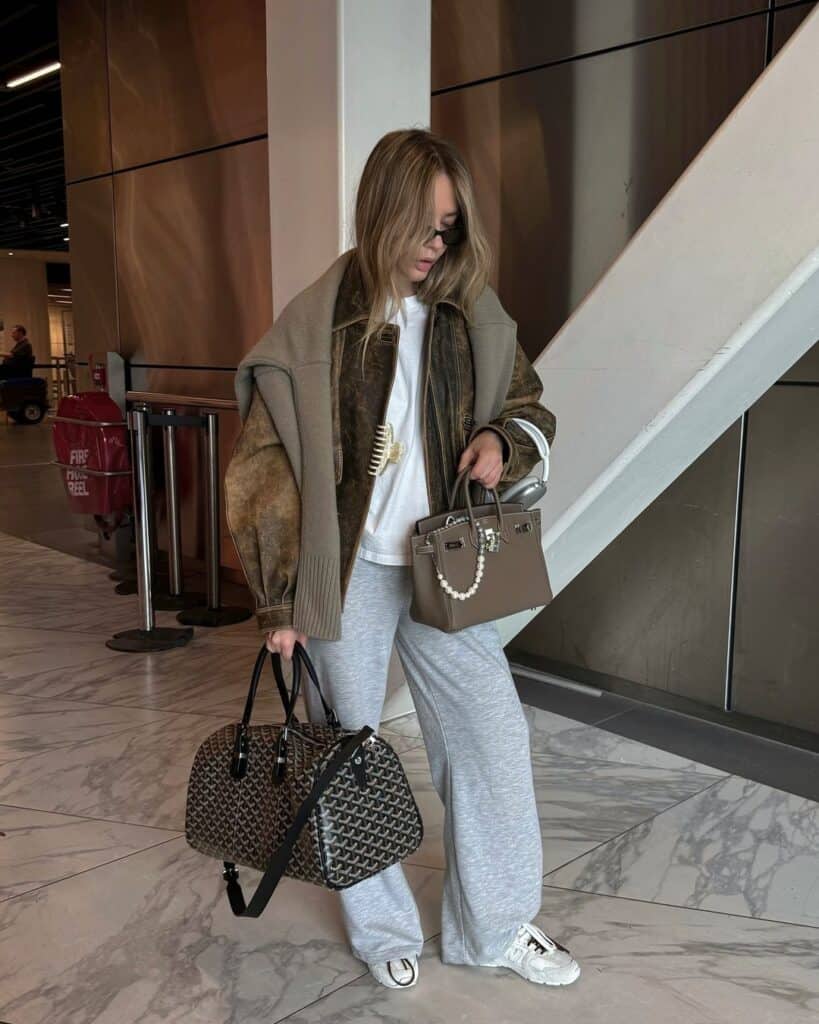 Shearling Jacket and Wide-Leg Pants for a Chic Airport Look Shearling Jacket and Wide-Leg Pants for a Chic Airport Look β Winter Airport Outfits