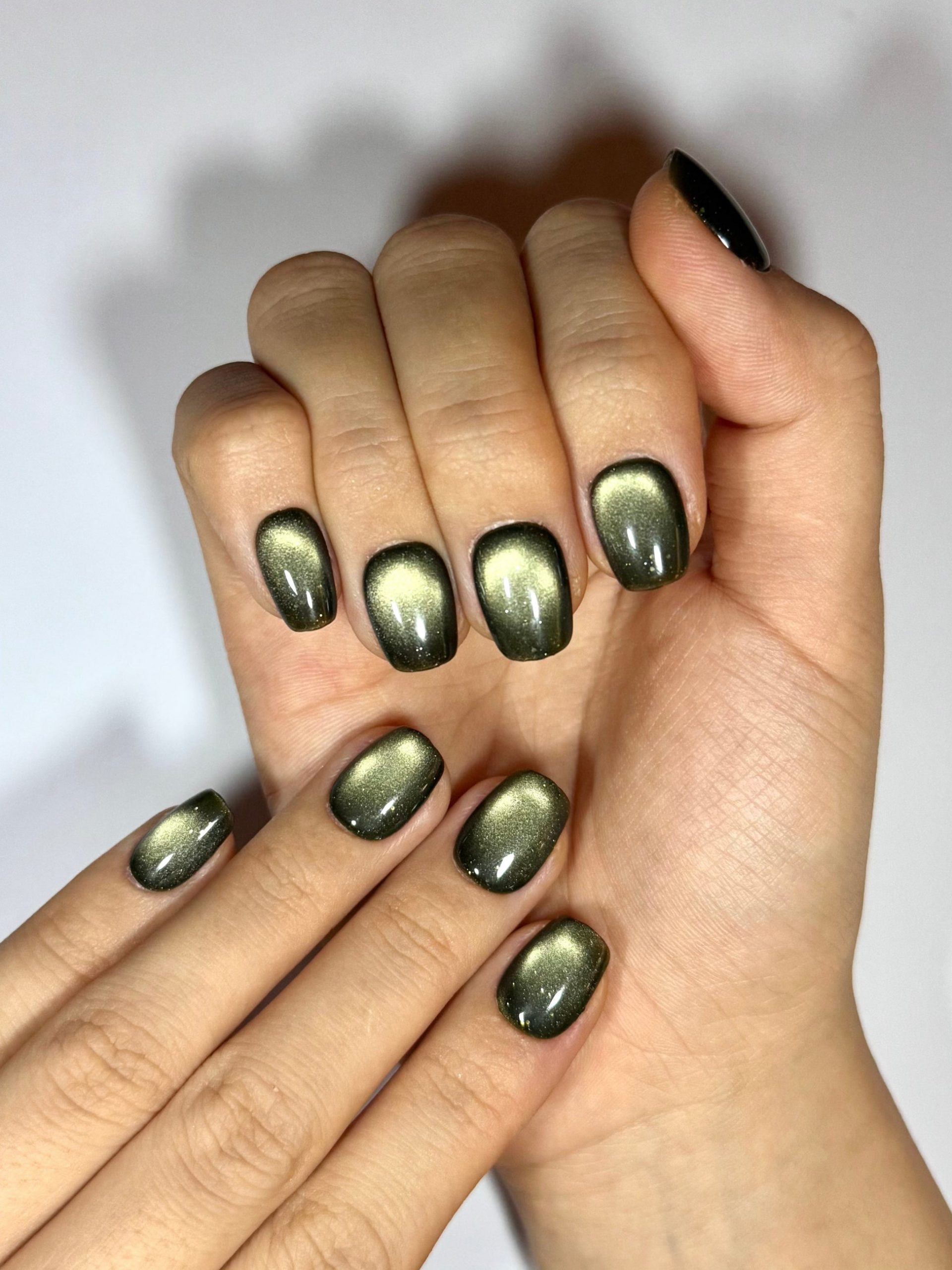 Olive Green Gold Cat Eye Coffin Nails — Winter Cat Eye Nails