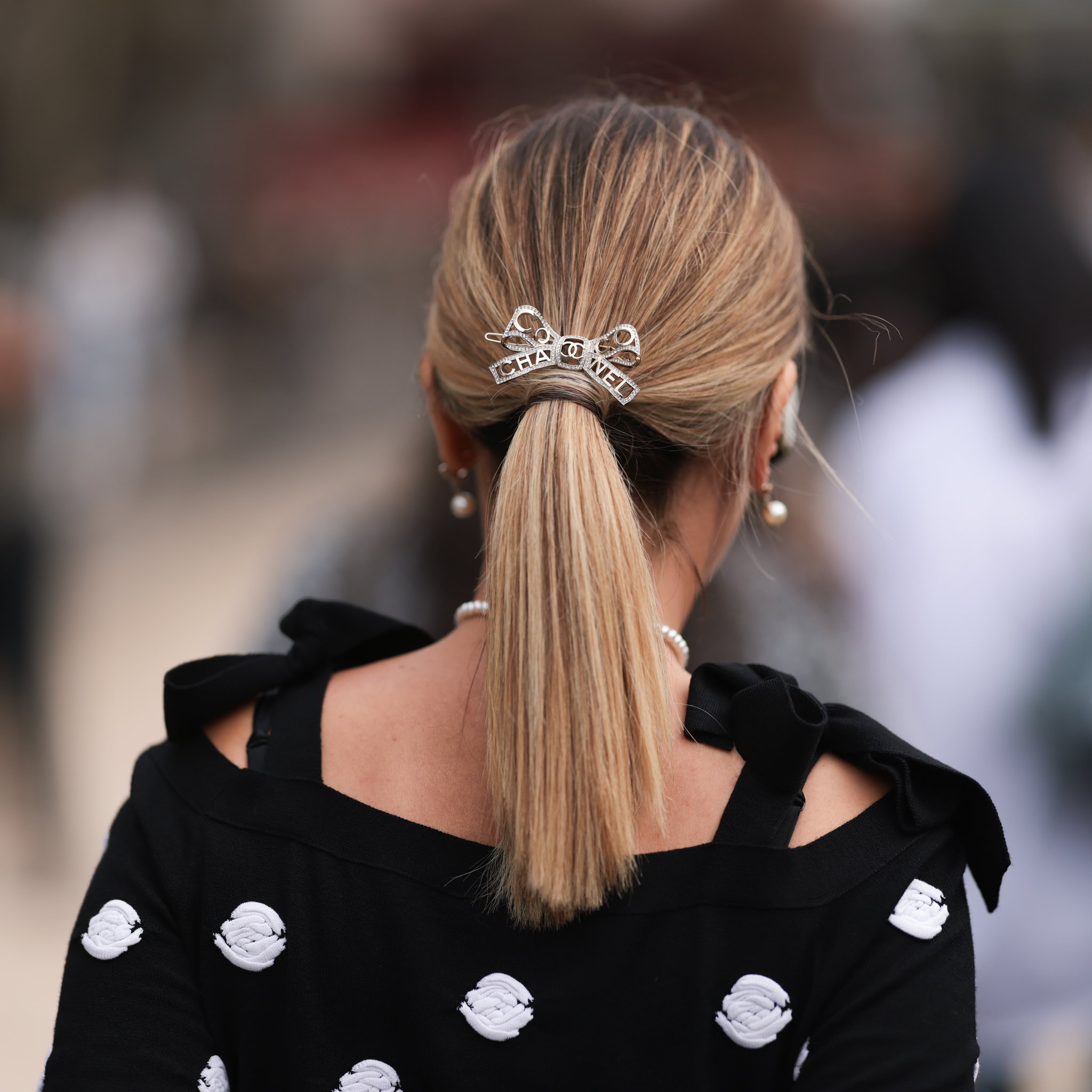 Ash Blonde Ponytail With Bow Clip — Winter Ponytail Hairstyles
