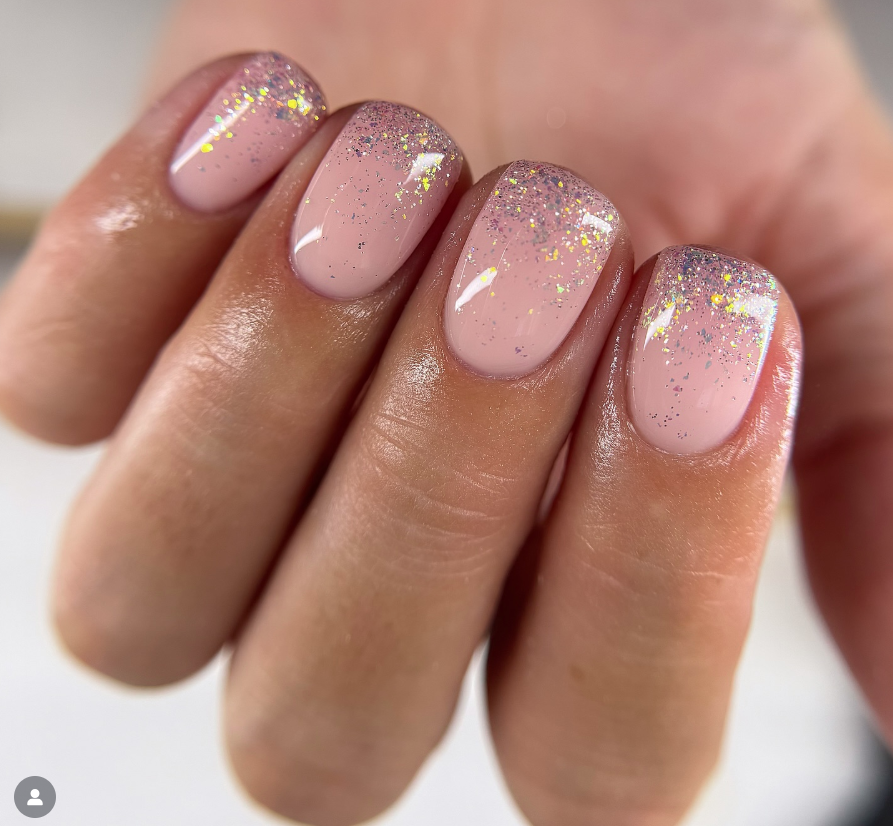 Subtle Glitter Ombre Short Oval Nails — Winter Glitter Nails