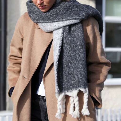 Middle Visual Idea Middle Visual Idea β Winter Hairstyles with Scarf