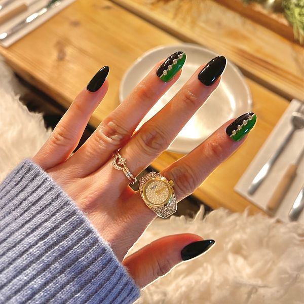 Glossy Black Green Rhinestone Accents Glossy Black Green Rhinestone Accents β Winter Rhinestone Nails