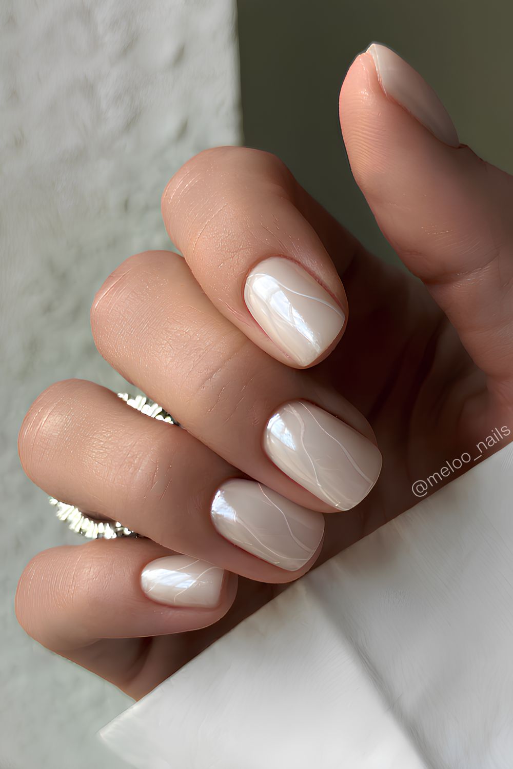 Pearlescent Marble Accent Nails Pearlescent Marble Accent Nails β Short Winter Round Nails