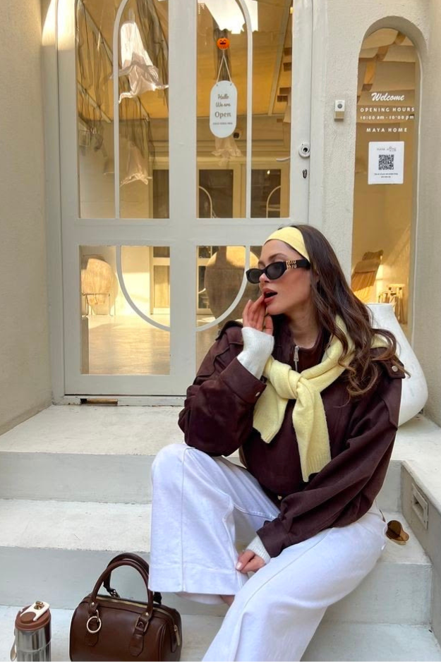 Brown Zip-Up Jacket with Yellow Scarf for a Casual Brunch Brown Zip-Up Jacket with Yellow Scarf for a Casual Brunch β Winter Brunch Outfits