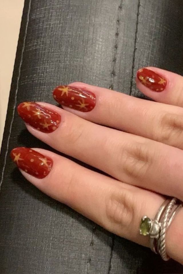 Even Application Clean Edges Visual Idea Even Application Clean Edges Visual Idea β Red and Gold Christmas Nails 2026