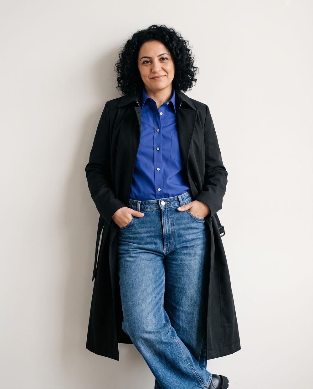 Casual Black Trench with Bright Shirt and Jeans Casual Black Trench with Bright Shirt and Jeans β Black Coat Outfits
