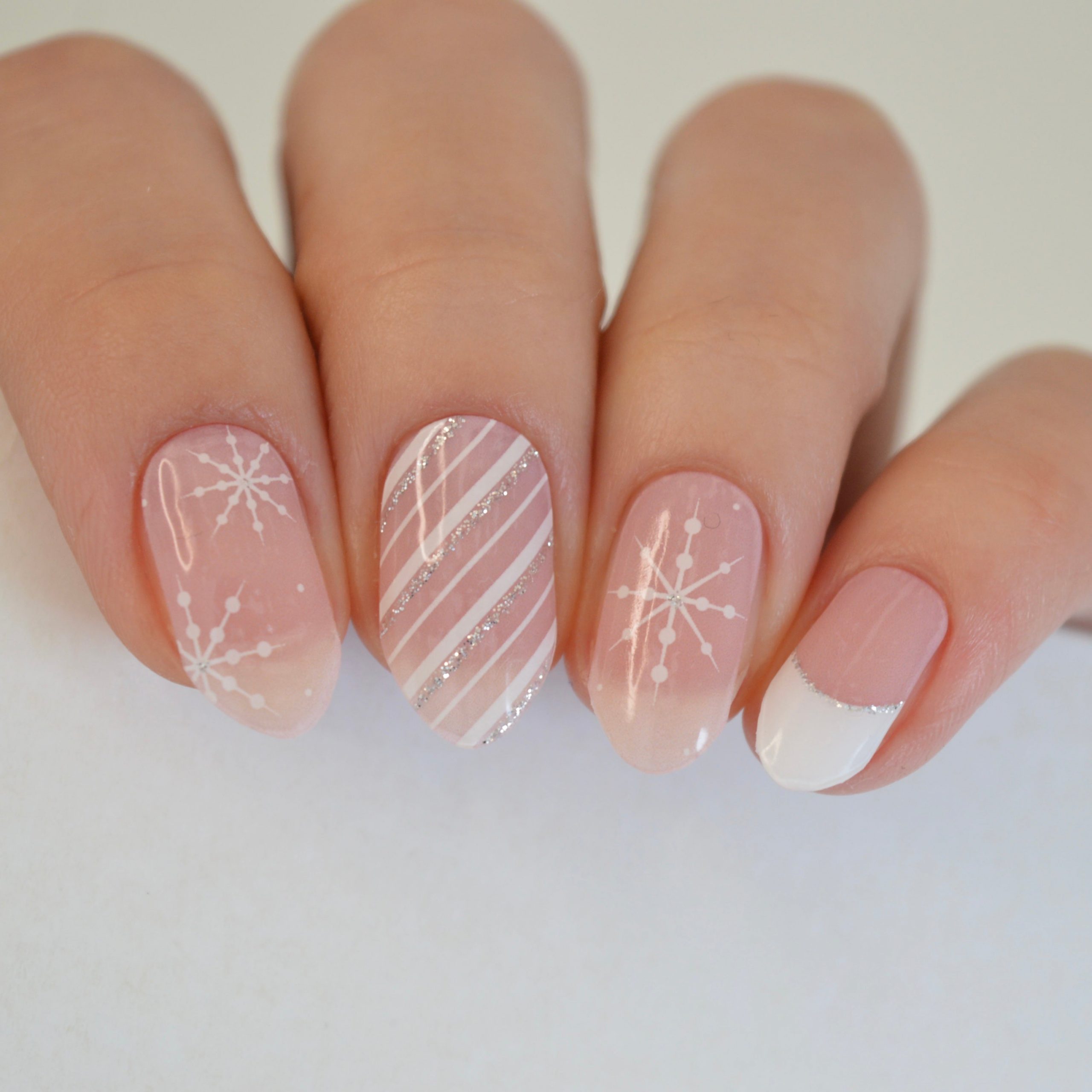 Short Oval Snowflakes with Glitter Stripes — Christmas Gel Nails 2026
