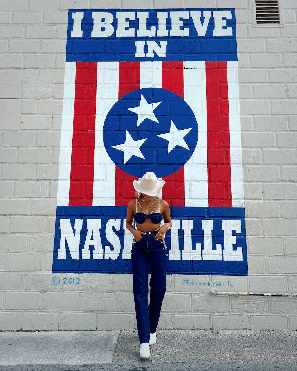 Denim Bralette and Jeans with Cowboy Hat for an Iconic Nashville Pose Denim Bralette and Jeans with Cowboy Hat for an Iconic Nashville Pose β Nashville Winter Outfits