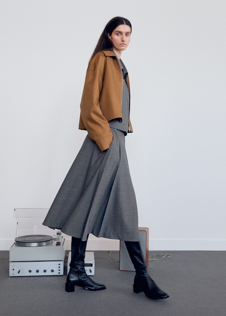 Smart Casual Grey and Brown Outfit with Square-Toe Block Boots — Winter Boots Outfits