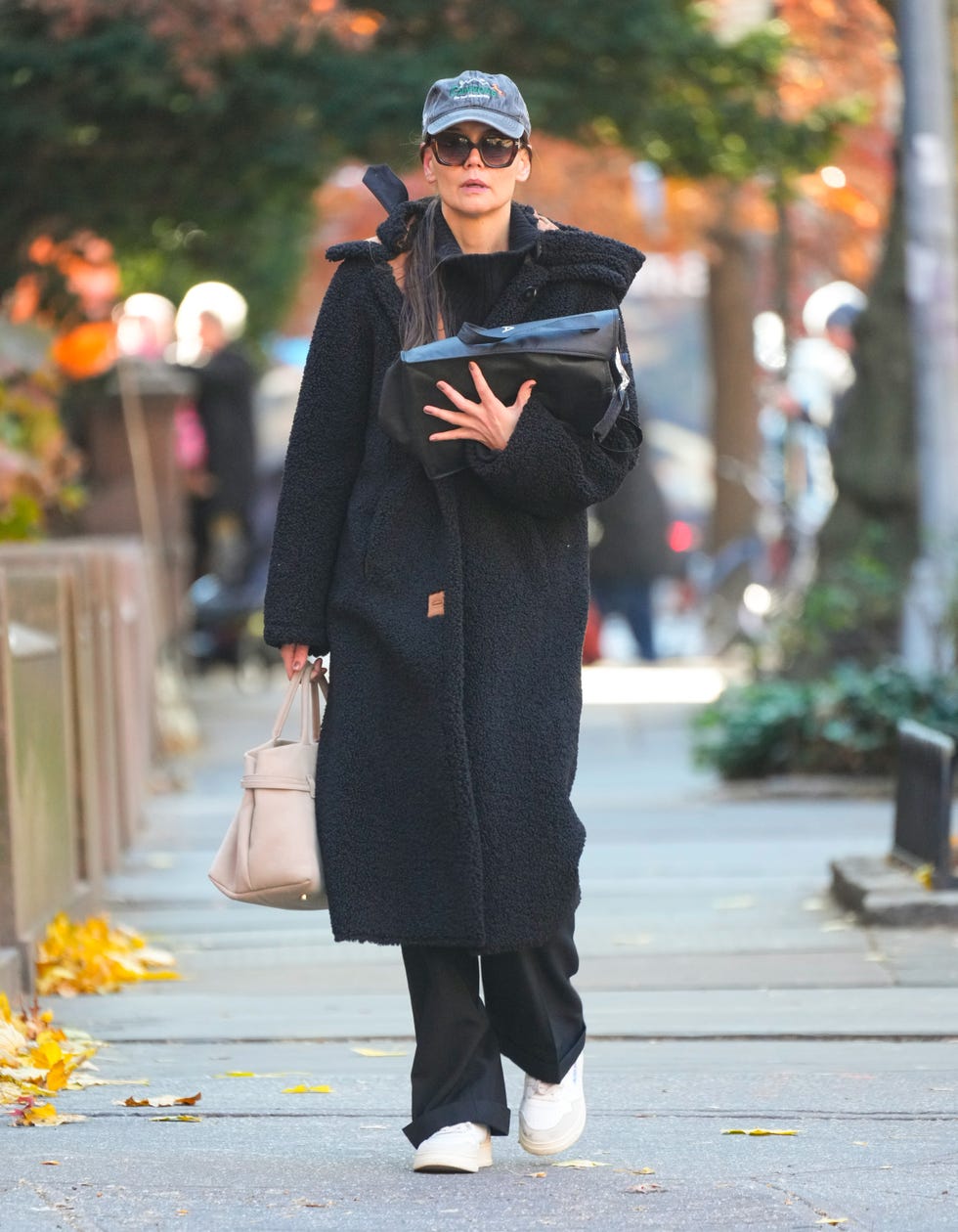 Long Black Teddy Coat With Wide-Leg Pants and Sneakers Long Black Teddy Coat With Wide-Leg Pants and Sneakers β Teddy Coat Outfits