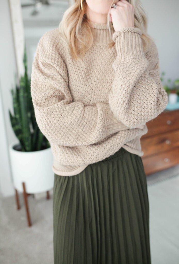 Textured Beige Sweater and Pleated Skirt: Casual Sophistication Textured Beige Sweater and Pleated Skirt: Casual Sophistication β Oversized Sweater Outfits