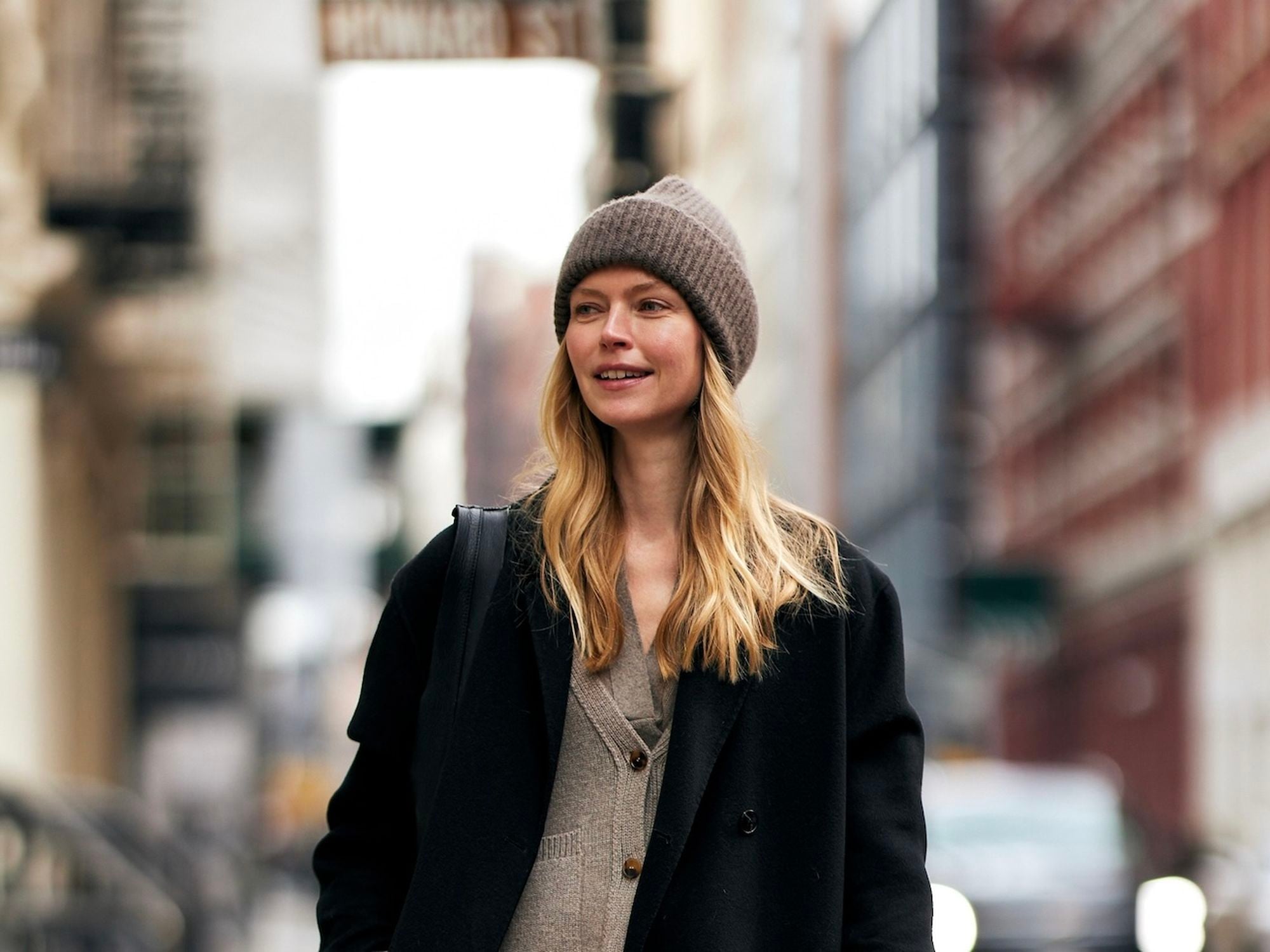 Minimalist Layering: Black Coat with Beige Cardigan Minimalist Layering: Black Coat with Beige Cardigan β Scandinavian Winter Outfits