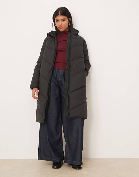 Long Camel Coat Styled With Dark Wash Denim — Long Puffer Coat Outfits